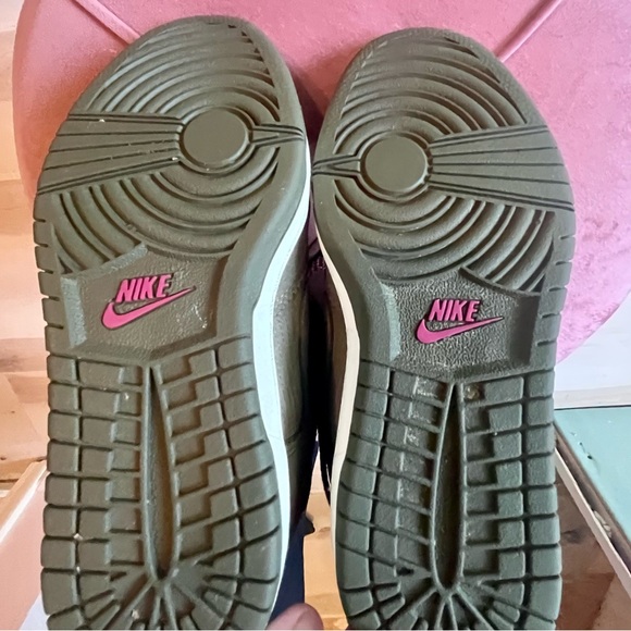 Hunter Green Nike boots size 7 with platform style heel in perfect condition - Picture 3 of 6